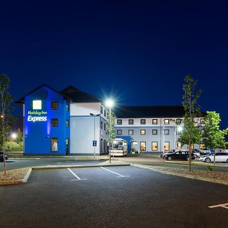 Holiday Inn Express Antrim By Ihg Exterior foto