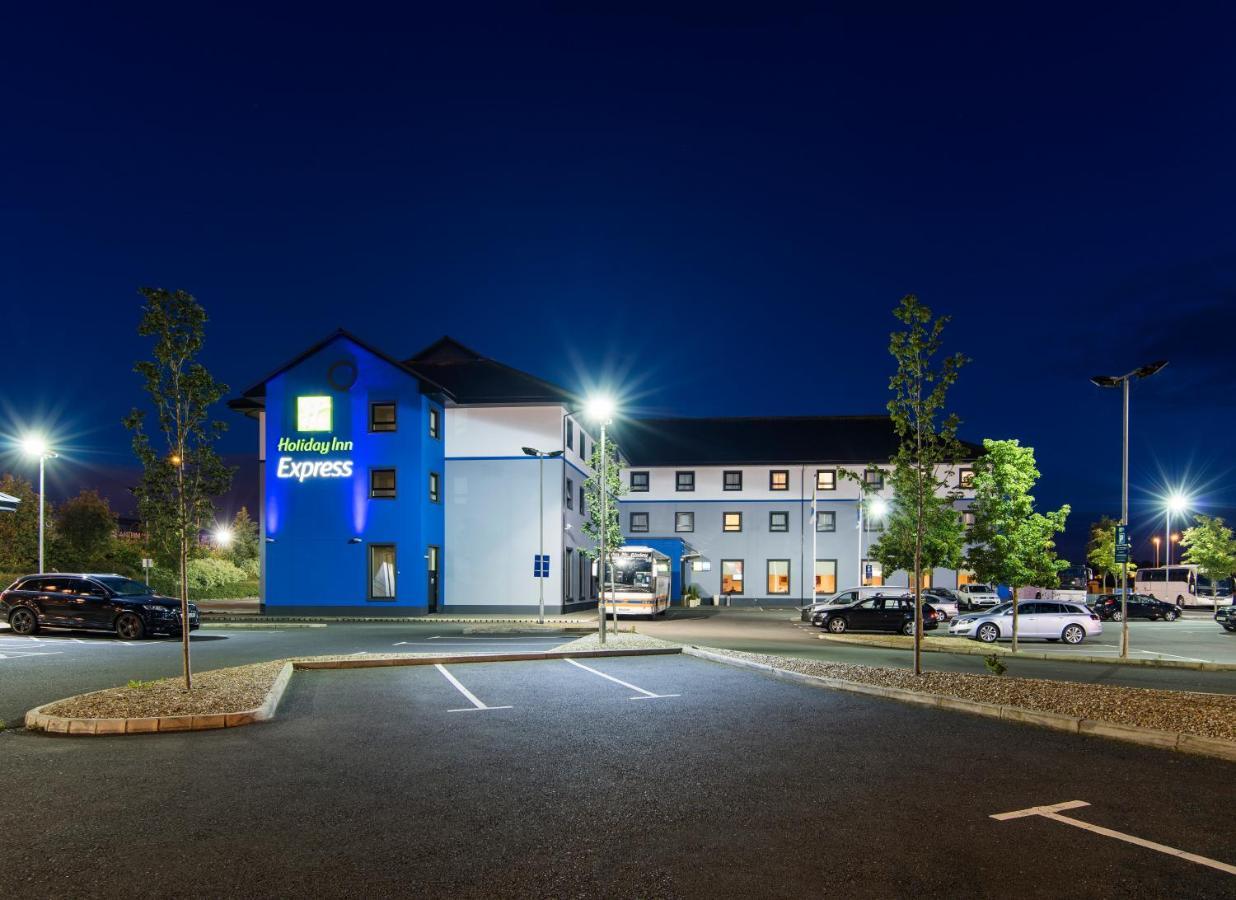 Holiday Inn Express Antrim By Ihg Exterior foto