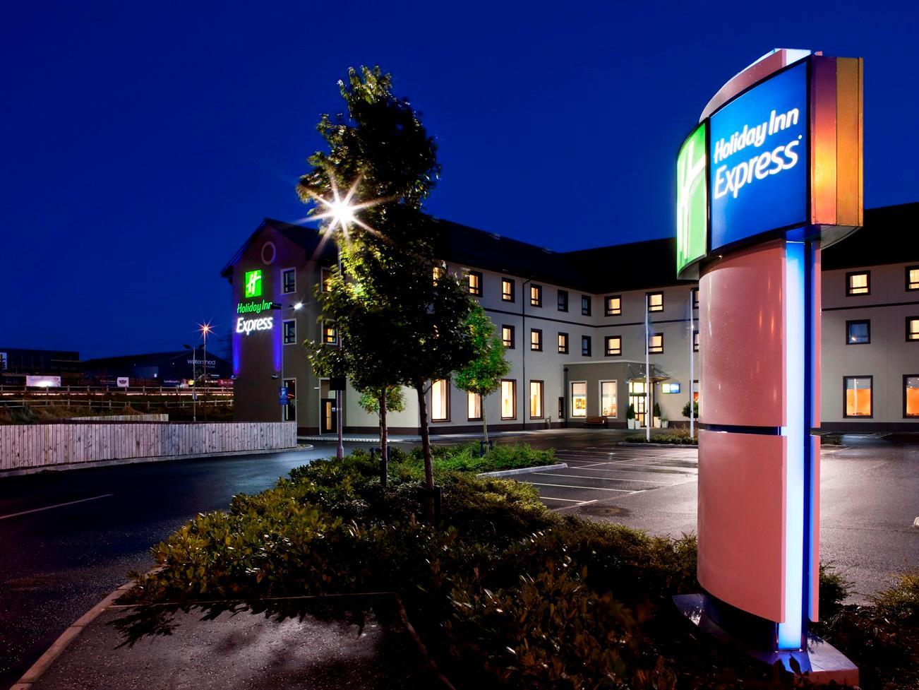 Holiday Inn Express Antrim By Ihg Exterior foto