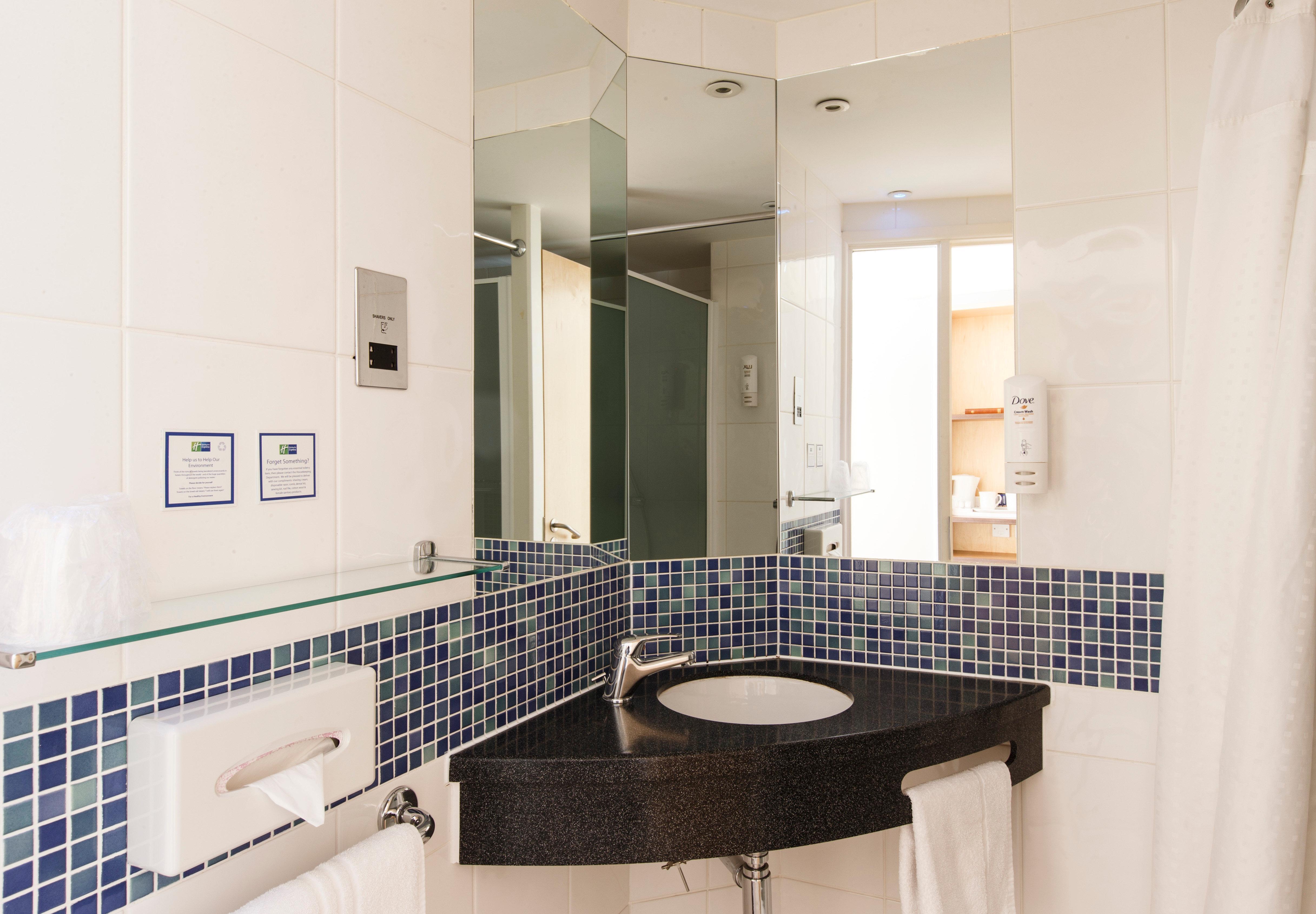 Holiday Inn Express Antrim By Ihg Exterior foto