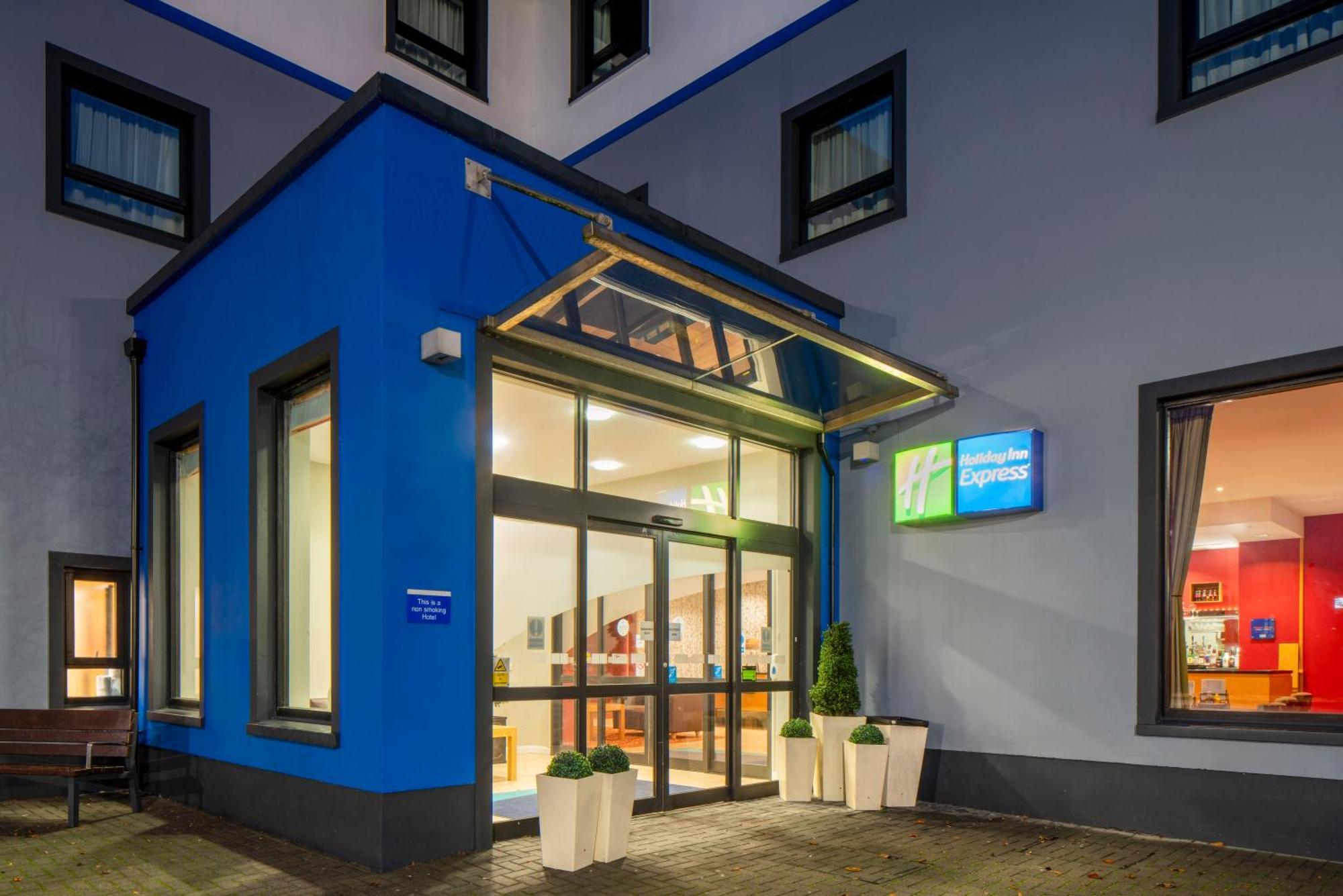 Holiday Inn Express Antrim By Ihg Exterior foto