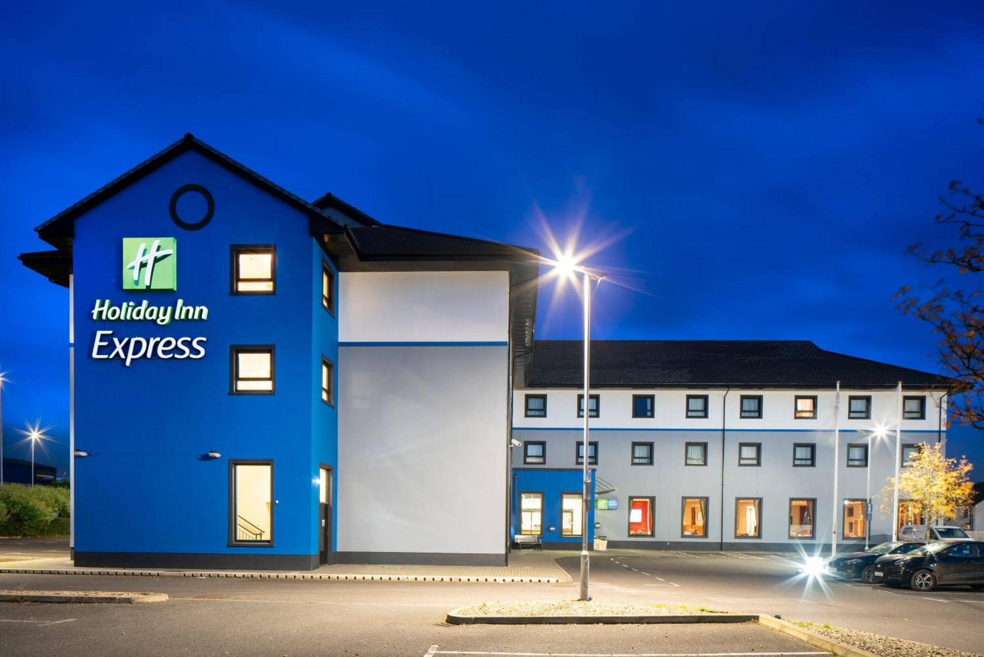 Holiday Inn Express Antrim By Ihg Exterior foto