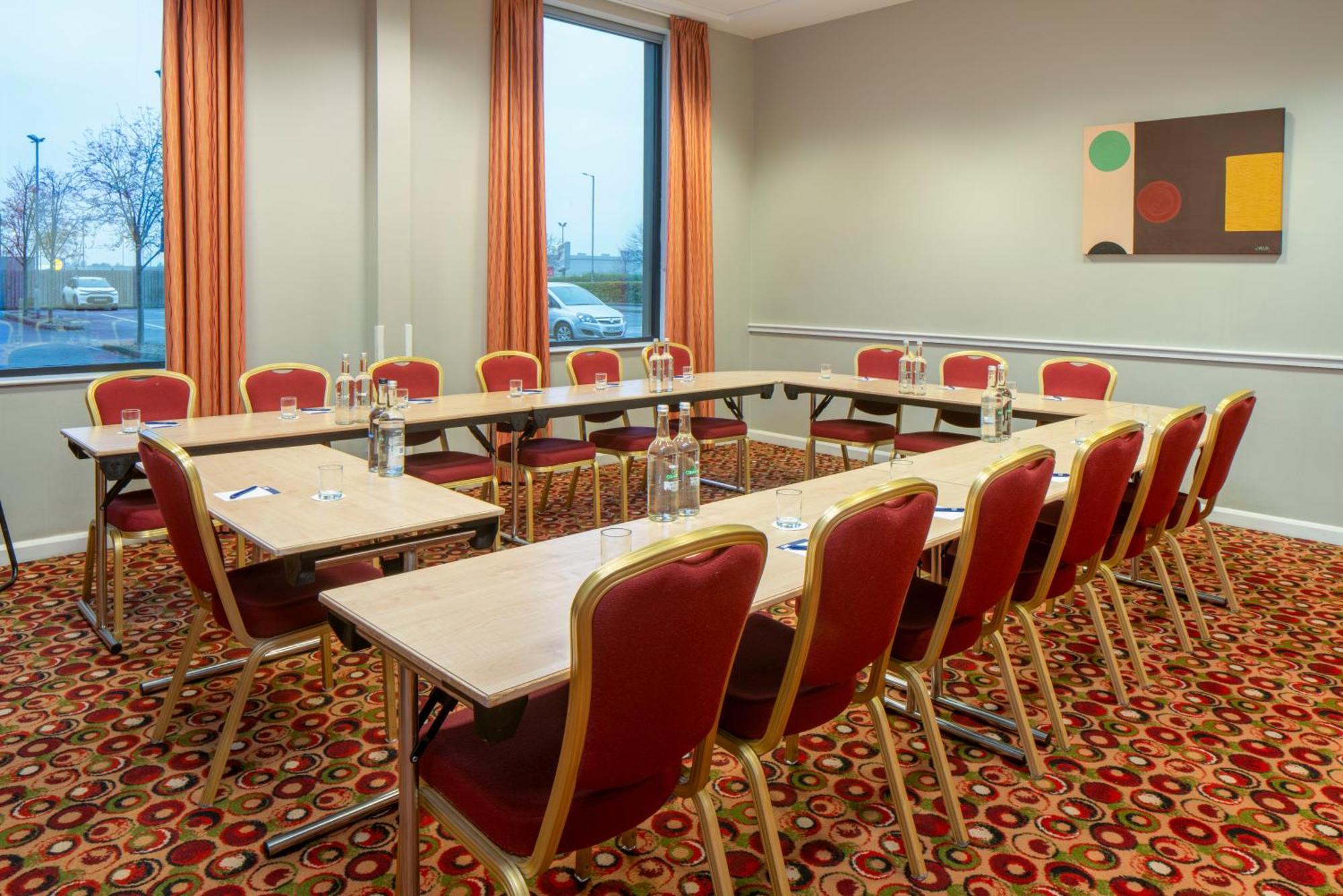 Holiday Inn Express Antrim By Ihg Exterior foto