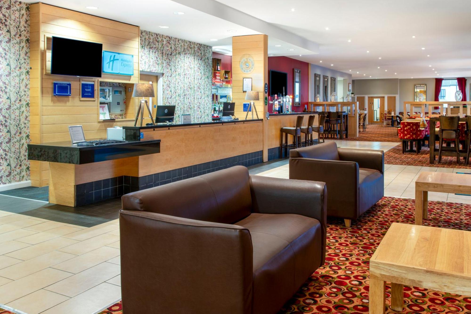 Holiday Inn Express Antrim By Ihg Exterior foto