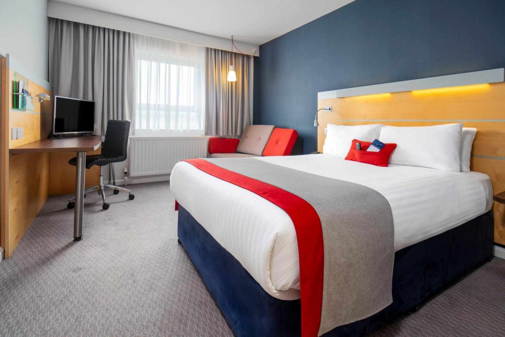Holiday Inn Express Antrim By Ihg Exterior foto