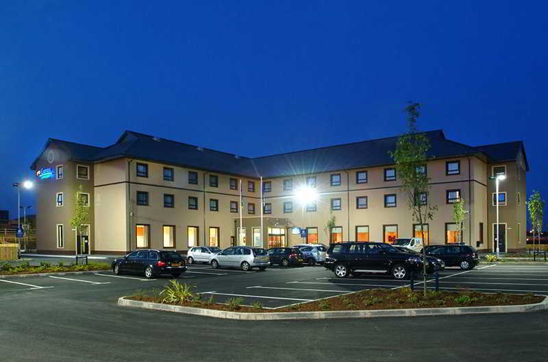 Holiday Inn Express Antrim By Ihg Exterior foto