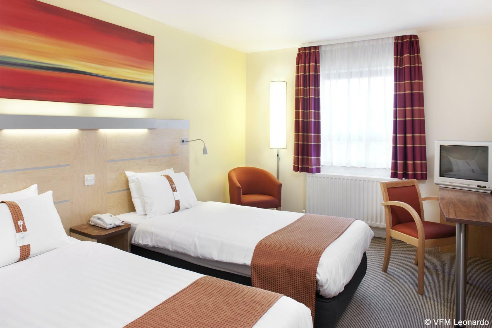 Holiday Inn Express Antrim By Ihg Exterior foto