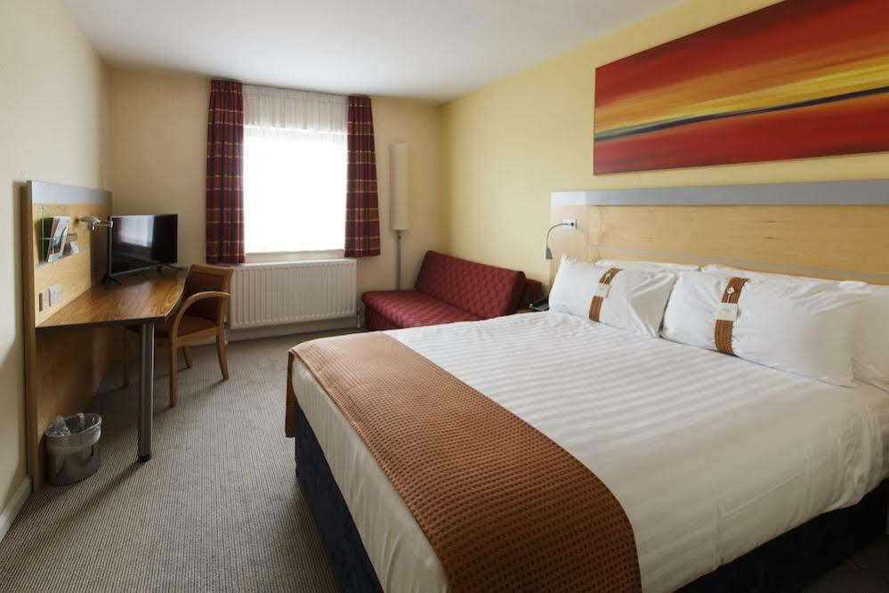 Holiday Inn Express Antrim By Ihg Exterior foto